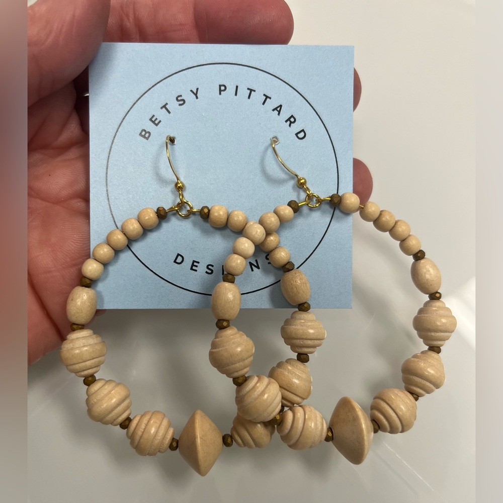NWT Betsy Pittard Designs Graduated Natural Wood Bead Statement Earrings